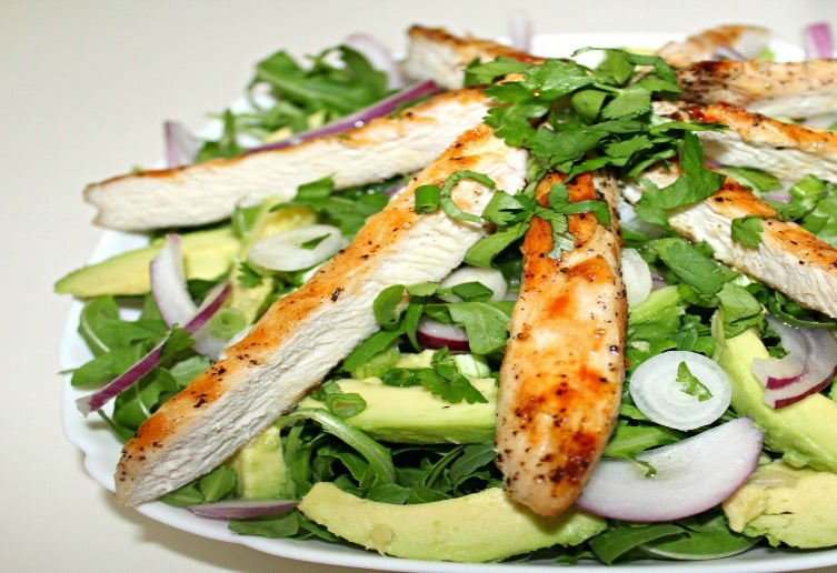 Salată de pui cu avocado