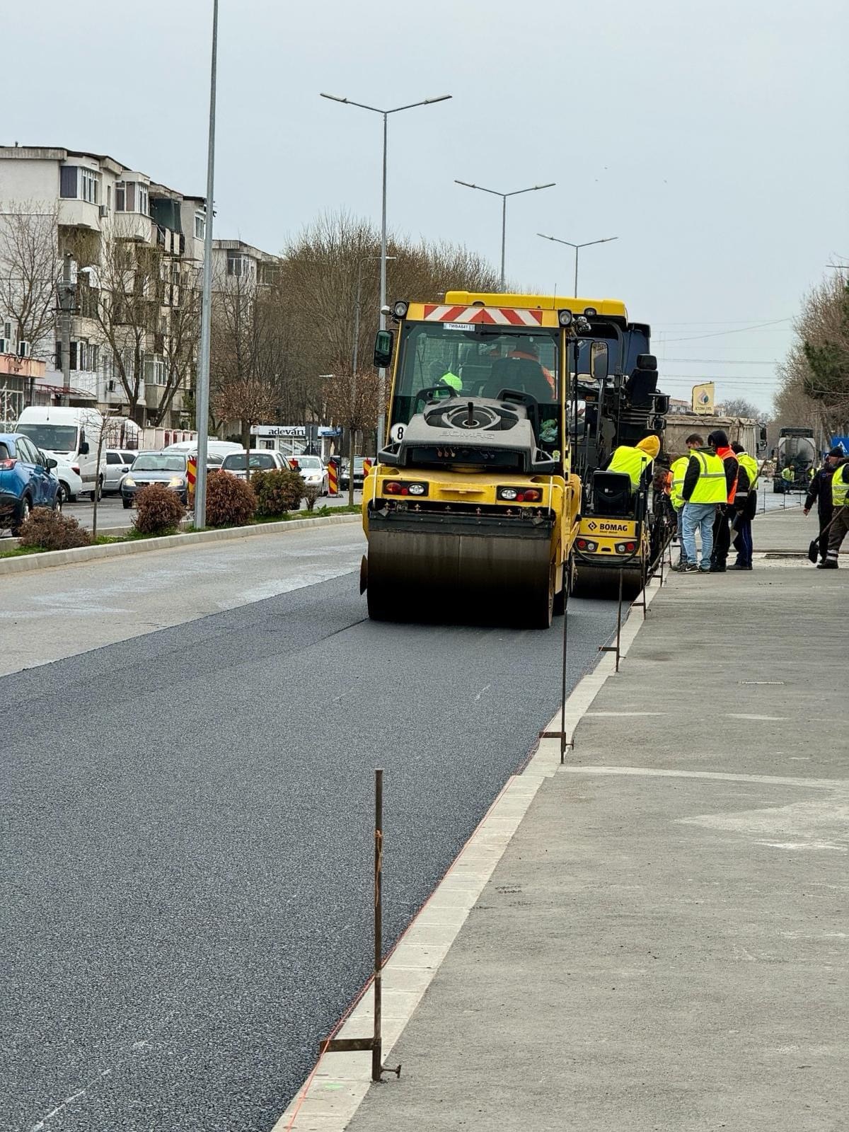 Se toarnă stratul de uzură pe strada București