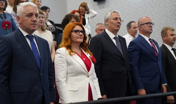 𝐀𝐃𝐑 𝐒𝐮𝐝-𝐌𝐮𝐧𝐭𝐞𝐧𝐢𝐚, 𝐩𝐫𝐞𝐳𝐞𝐧𝐭𝐚̆ 𝐥𝐚 𝐜𝐞𝐚 𝐝𝐞-𝐚 𝐭𝐫𝐞𝐢𝐚 𝐞𝐝𝐢𝐭̧𝐢𝐞 𝐚 „𝐆𝐚𝐥𝐞𝐢 𝐝𝐞 𝐞𝐱𝐜𝐞𝐥𝐞𝐧𝐭̦𝐚̆ 𝐚 𝐣𝐮𝐝𝐞𝐭̦𝐮𝐥𝐮𝐢 𝐃𝐚̂𝐦𝐛𝐨𝐯𝐢𝐭̦𝐚”