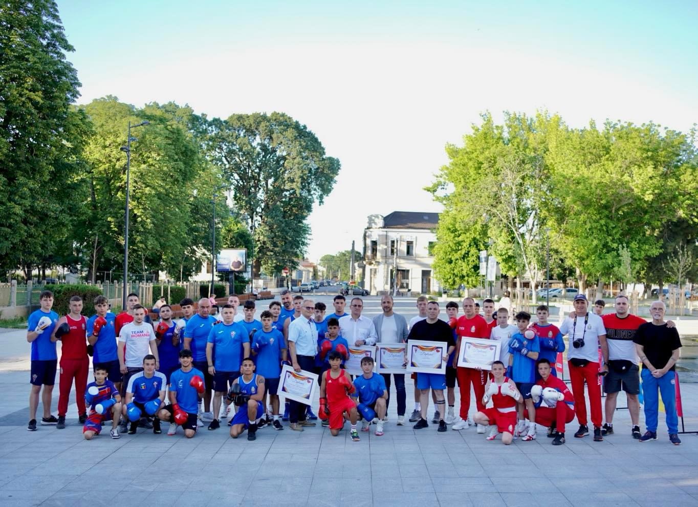 Platoul din fața Primăriei Municipiului Călărași s-a transformat pentru câteva ore într-o arenă de box pentru juniori!