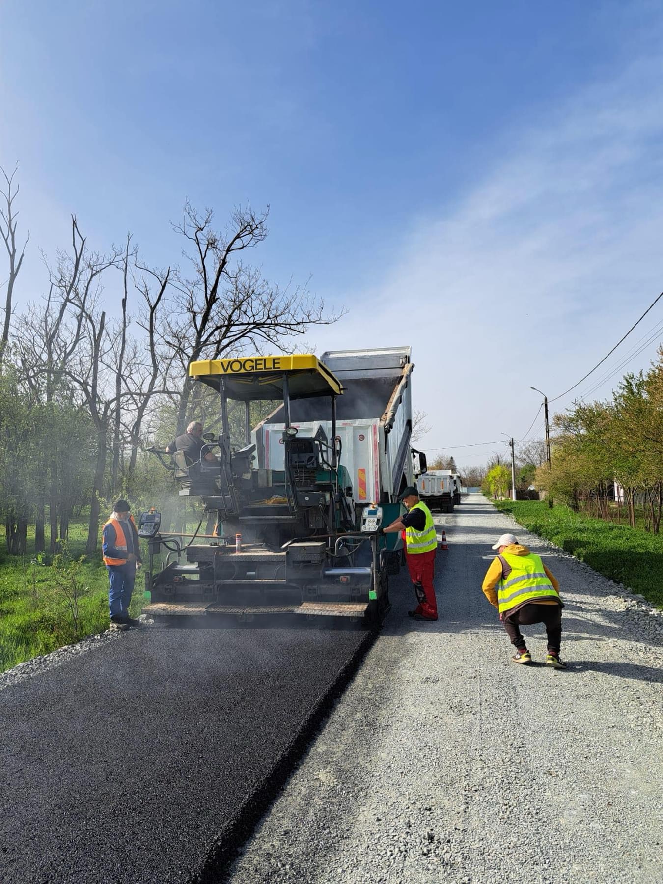 Se toarnă asfalt în zona Înfrățirea – Dor Mărunt