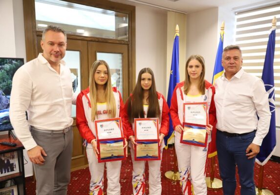 Fetele de la squash premiate de Vasile Iliuță pentru rezultatele obținute