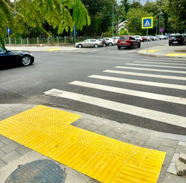Au fost montate covoare tactile pe strada București!