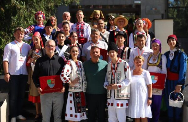 Ansamblurile străine care participă în cadrul Festivalului Internațional de Folclor Hora Mare, în viziță la Vasile Iliuță