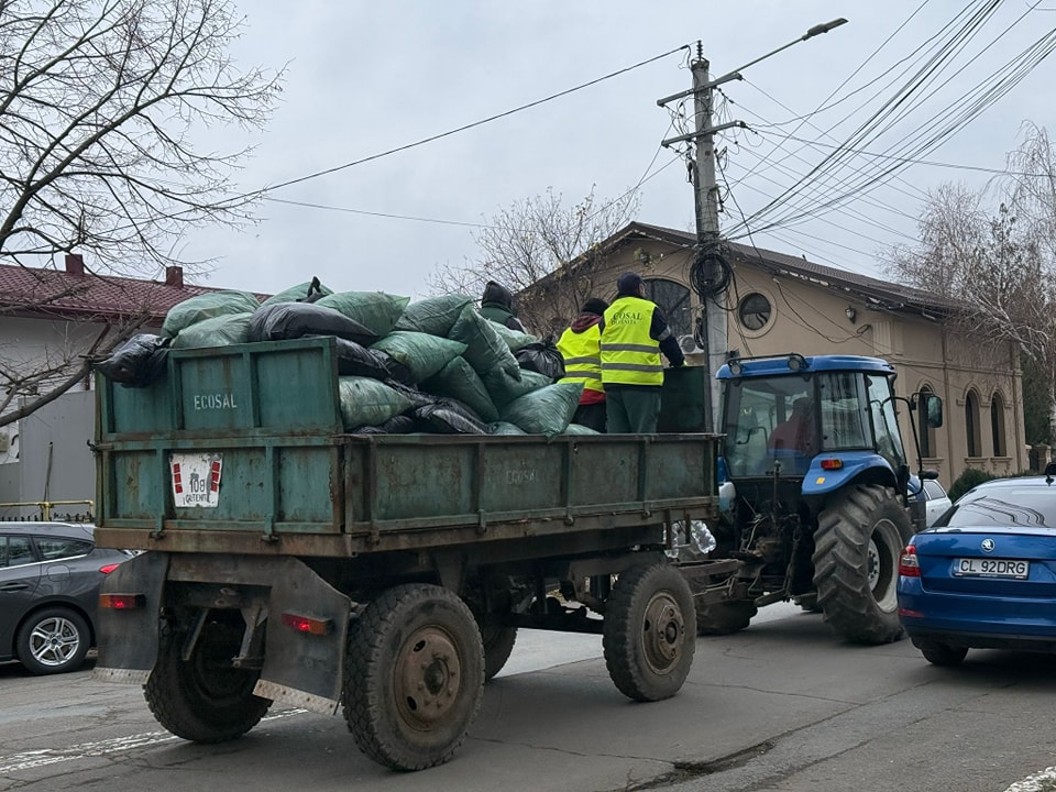 Continuă colectarea deșeurilor vegetale în Oltenița!