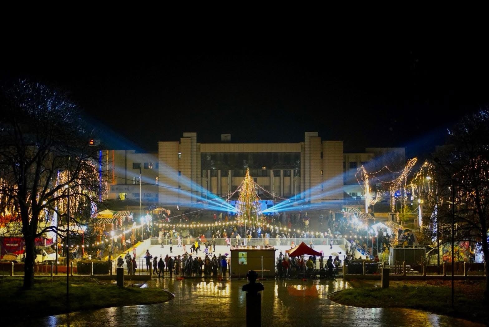 Călărașiul a intrat în atmosfera sărbătorilor de iarnă: Iluminatul festiv