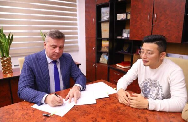 Vasile Iliuță, a semnat astăzi contractul pentru achiziția materialelor didactice din Lotul 5 – „Laboratoare Științe”