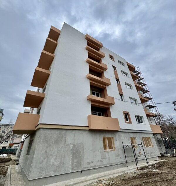 Primarul Marius Dulce verifică stadiul lucrărilor la blocul de locuințe 15 Tr. A + B din Călărași, finalizarea prevăzută pentru vară