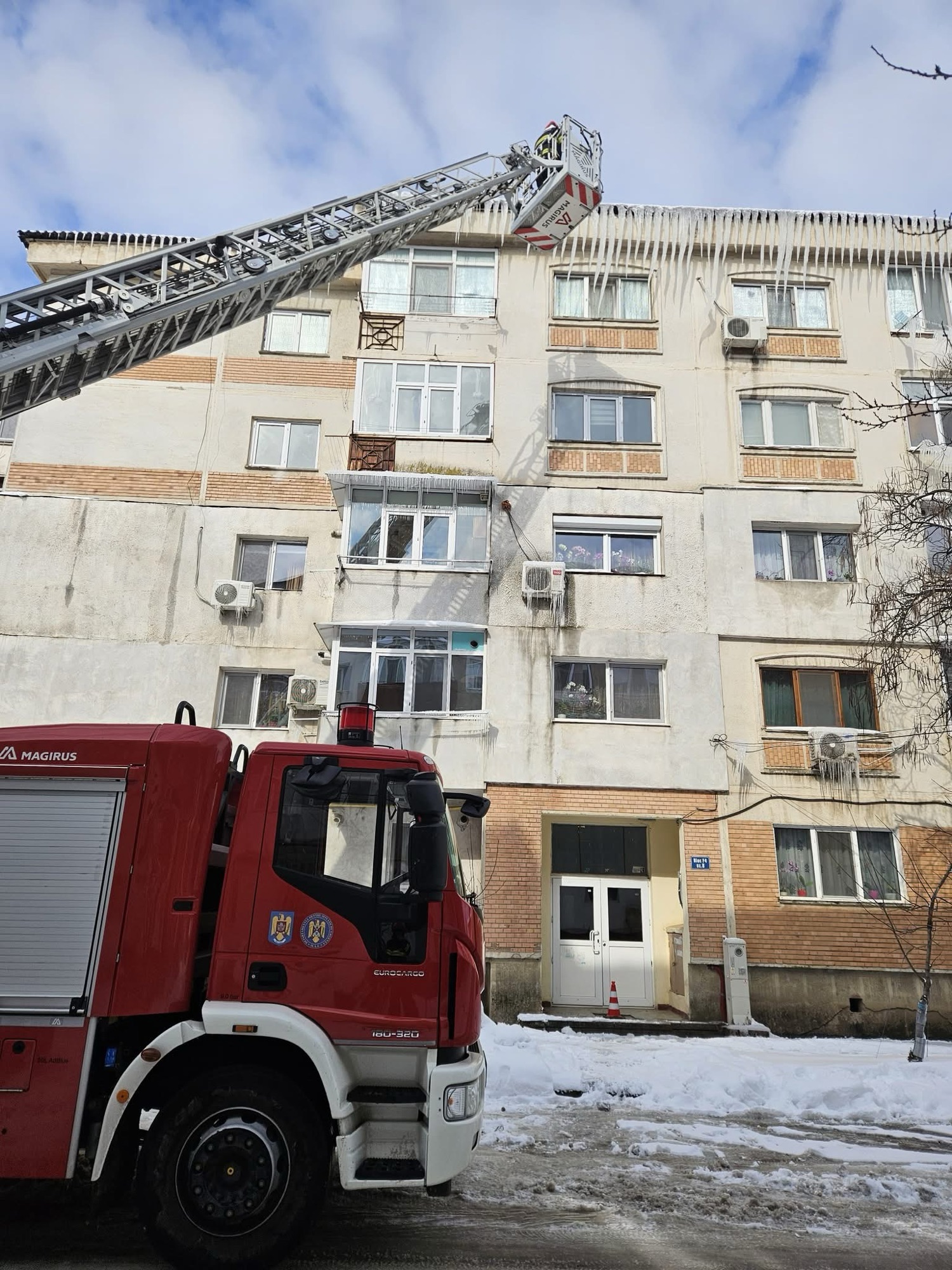 Intervenție a pompierilor din Călărași pentru îndepărtarea țurțurilor și gheții periculoase