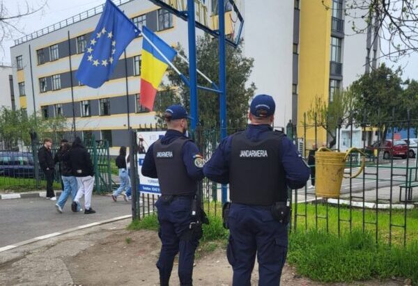 Elev prins cu un cuțit de 30 cm la intrarea unui liceu din Oltenița