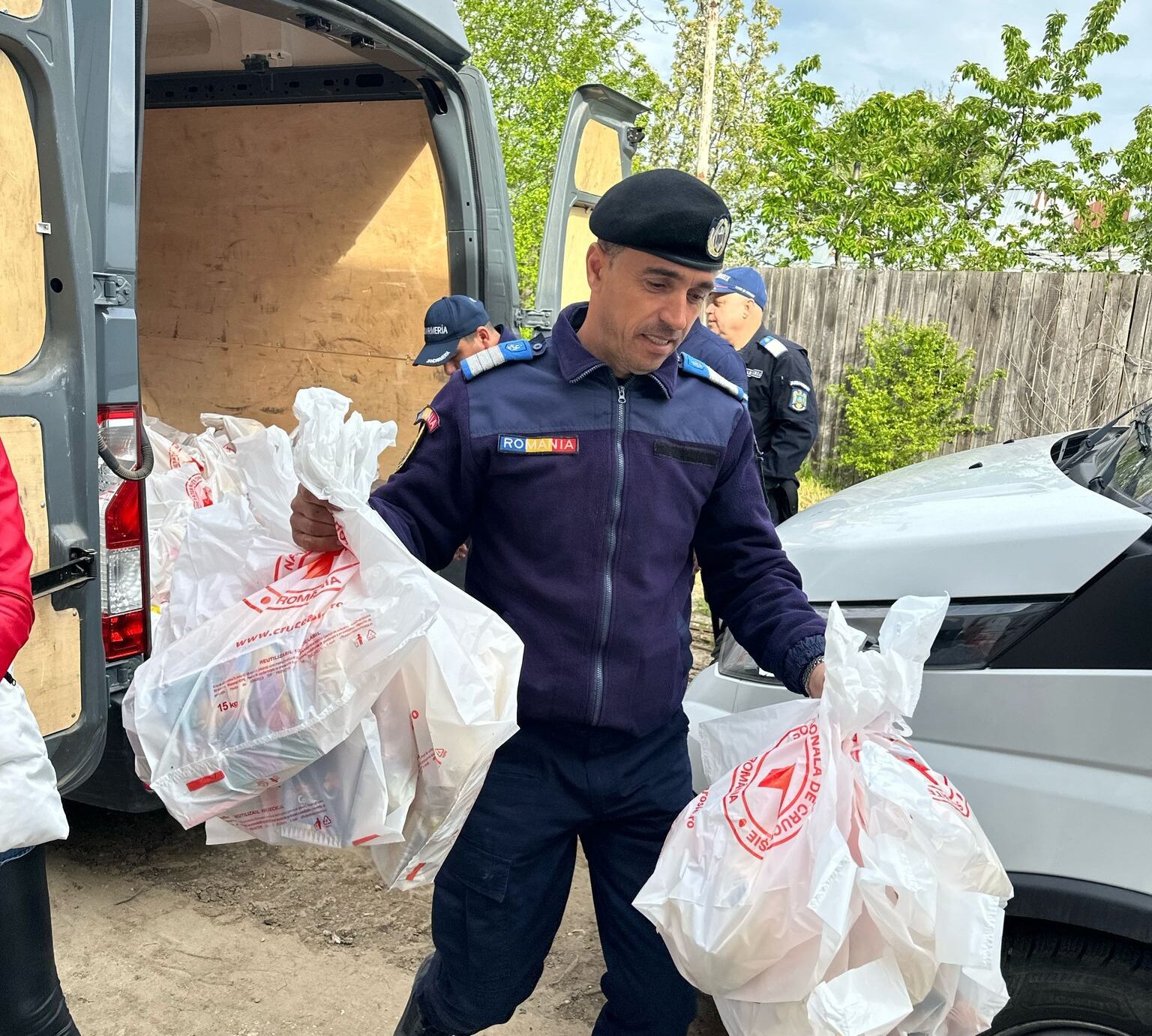Jandarmii călărășeni și Crucea Roșie – misiune de suflet pentru copiii din mediul rural