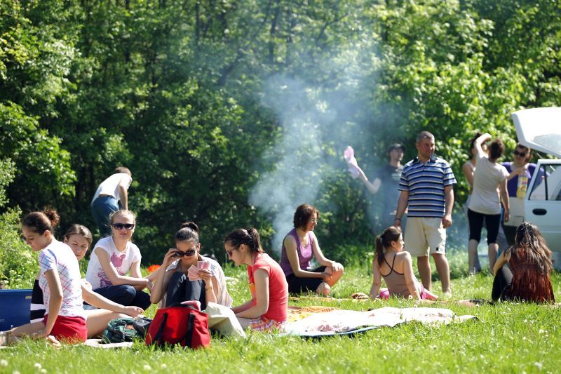 1 Mai – Ziua Muncii, sărbătorită de români cu grătare, natură și relaxare
