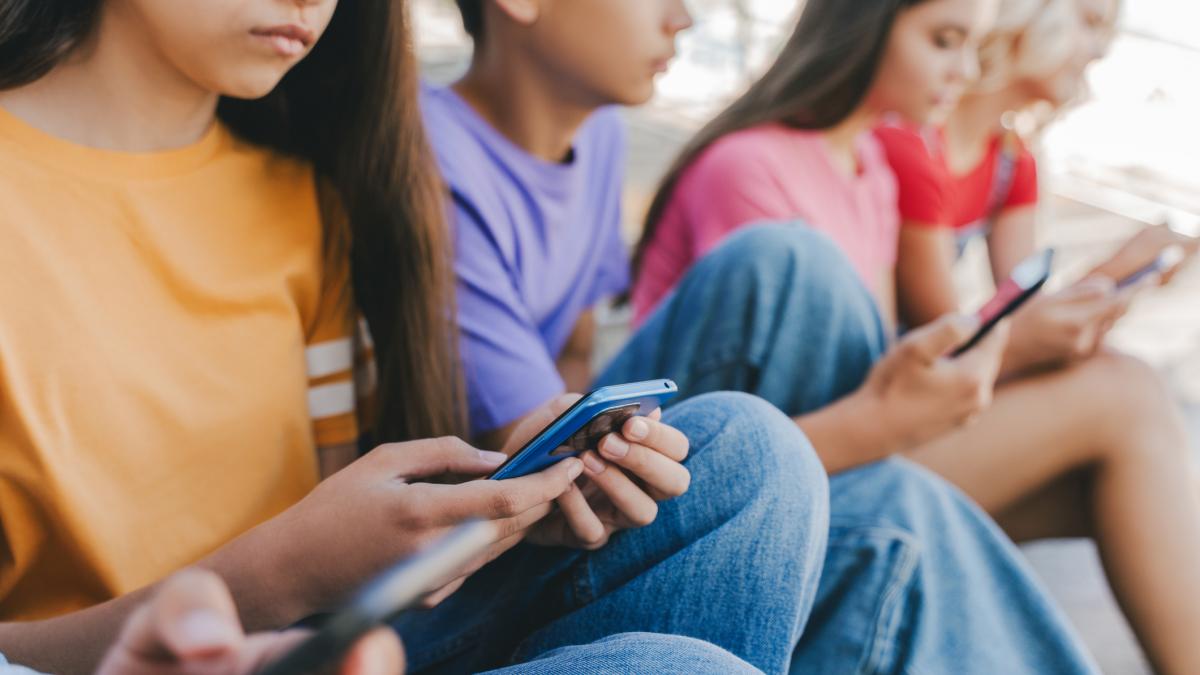 Adolescenții și presiunea unei lumi în care totul se întâmplă online